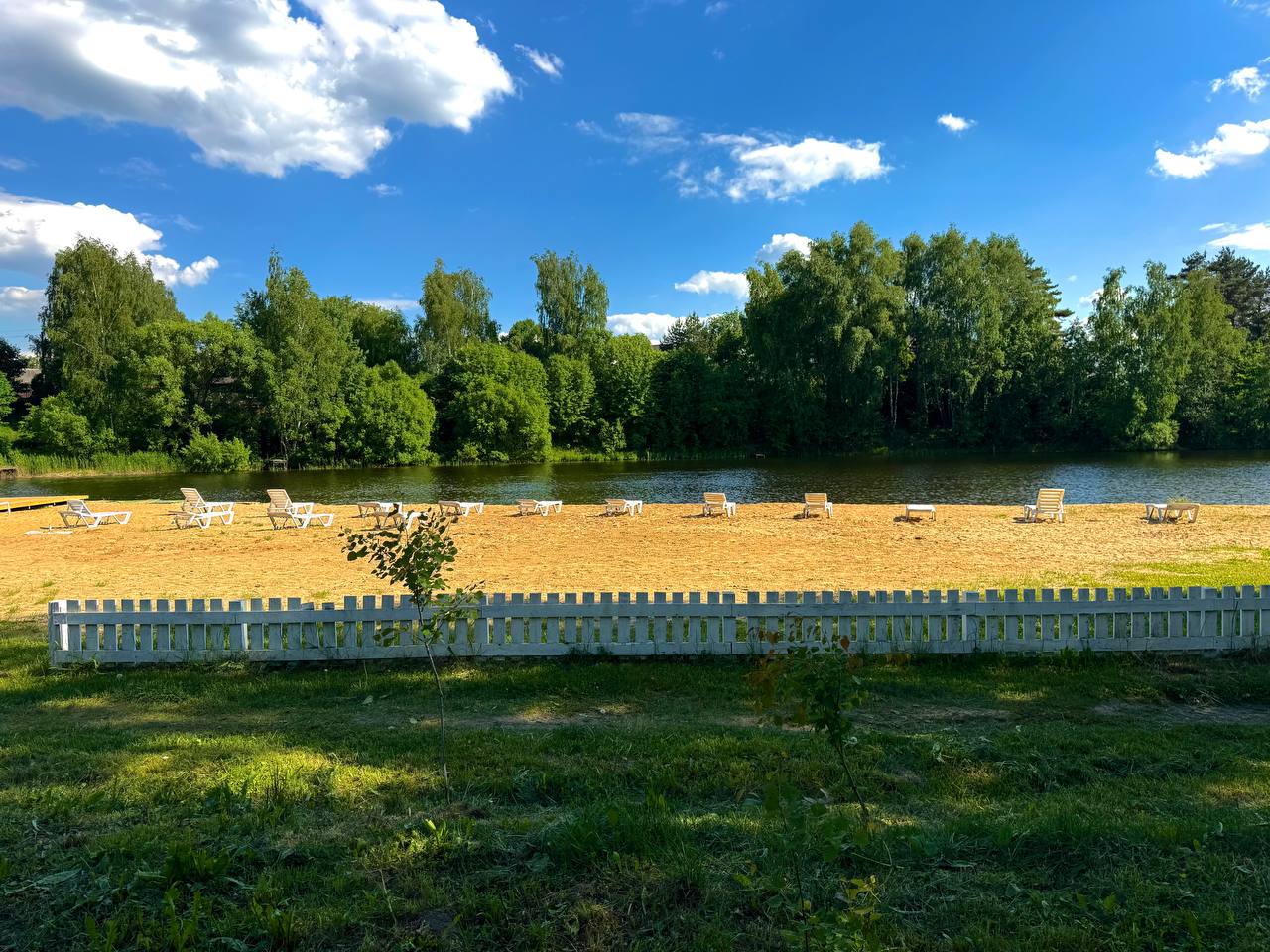 Песчаный пляж Ибица с шезлонгами у воды